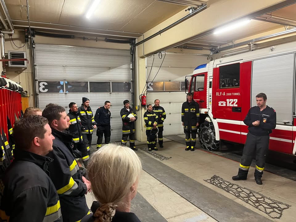 ☝️ … wir üben wieder - Innenangriff für die AtemschutzträgerInnen und Wasserbezu...